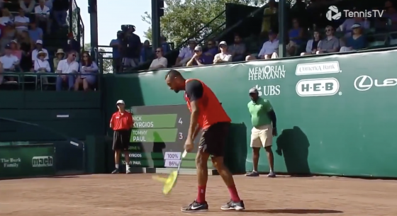 [VÍDEO] Kyrgios leva o serviço ‘underarm’ para a terra batida e ganha o ponto em grande estilo