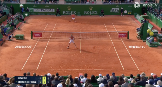 [VÍDEO] Djokovic deixa público ao rubro com ponto incrível para fechar set