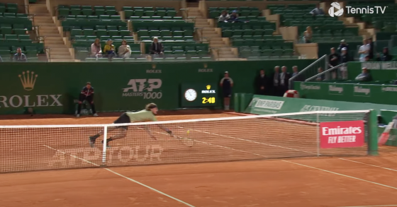 [VÍDEO] De outro mundo! Tsitsipas voa para um dos pontos do ano antes de selar reviravolta épica