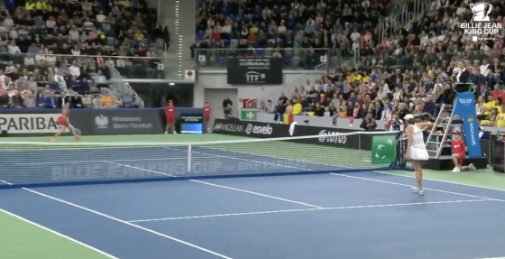 [VÍDEO] Swiatek brilha com ‘trick shot’ ao estilo de Mansour Bahrami na Billie Jean King Cup