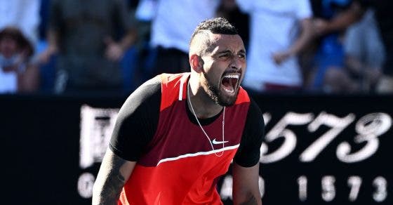 Kyrgios volta à terra batida três anos depois com boa vitória