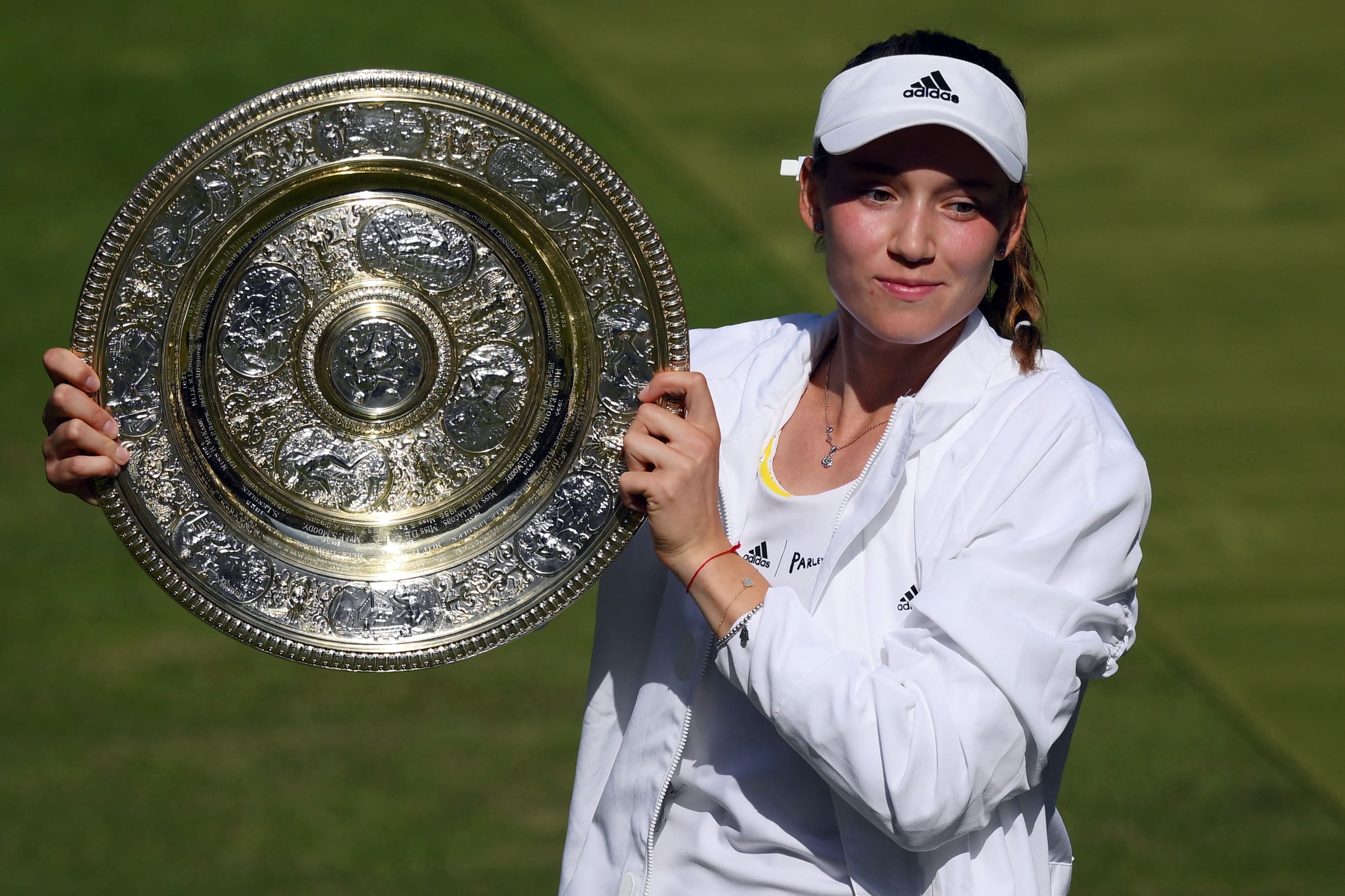 A tenista cazaque Elena Rybakina derrotou a tunisiana Ons Jabeur e se consagrou campeã de Wimbledon neste sábado.