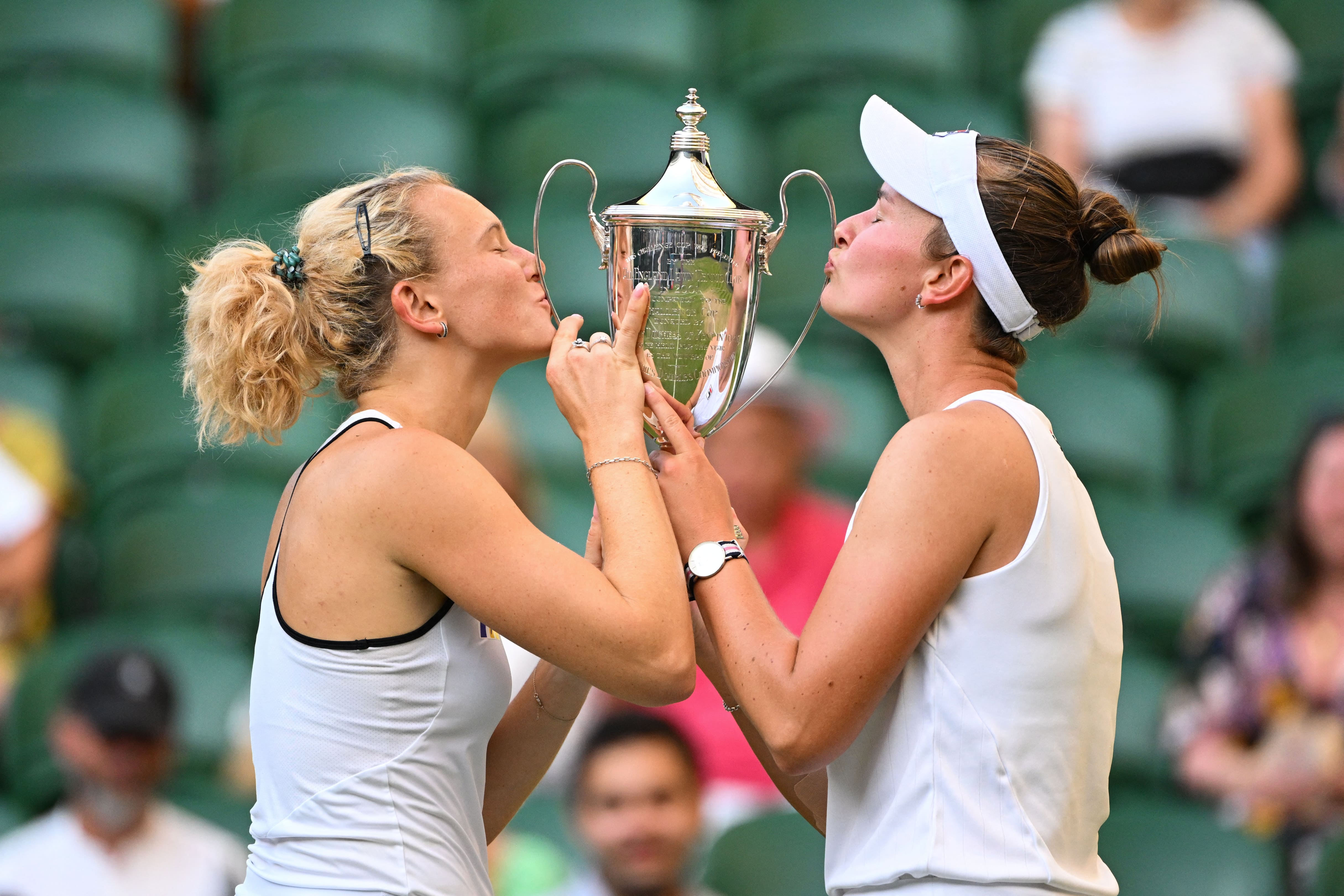 Krejcikova e Siniakova beijam taça de campeãs de Wimbledon