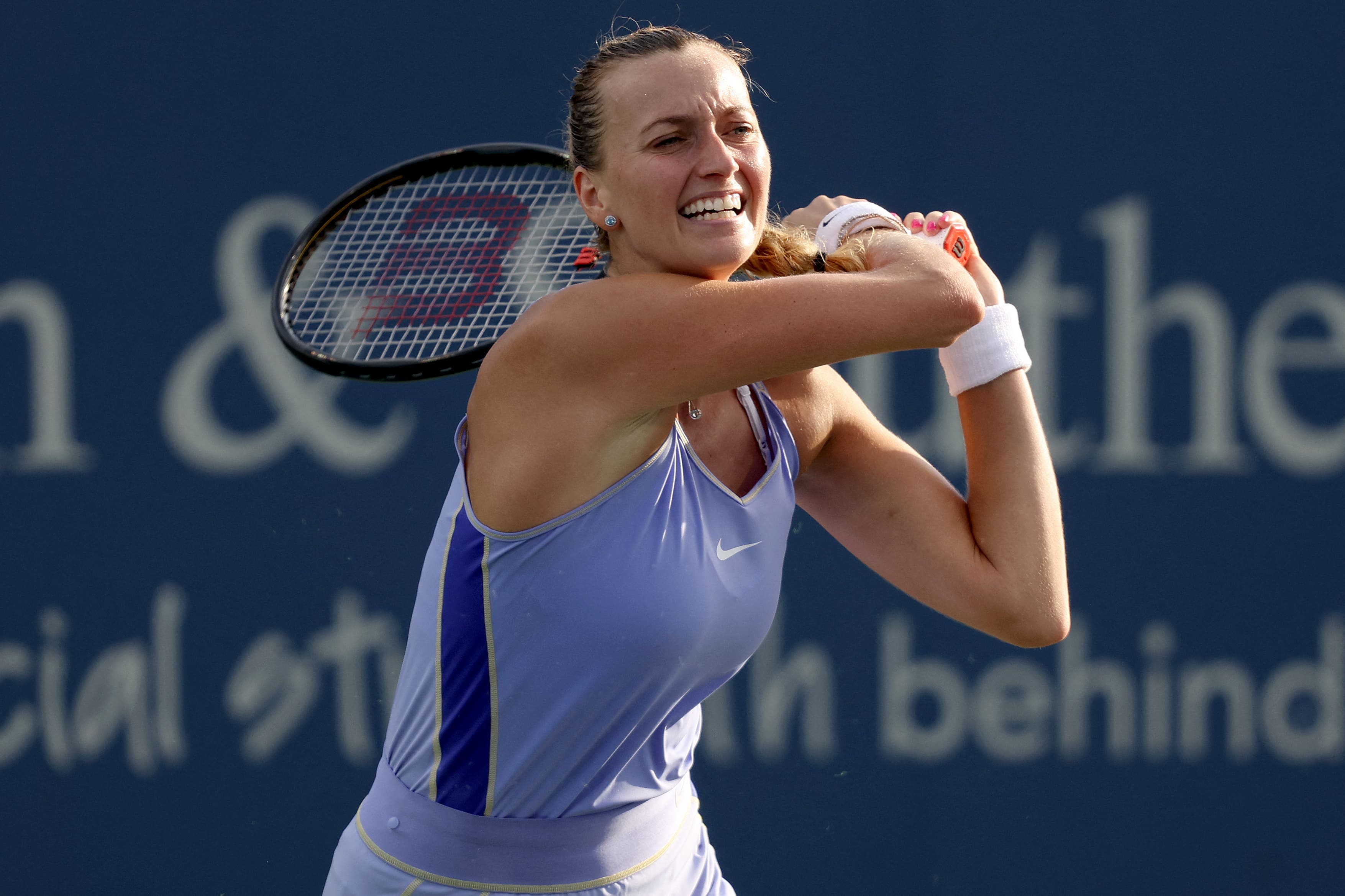 A tcheca Petra Kvitova levou a melhor nesta quinta-feira sobre a tunisiana número 5 do ranking Ons Jabeur, vencendo por 6/1, 4/6 e 6/0.