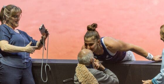 Bia Haddad celebra vitória na BJK Cup com seus avós no ginásio