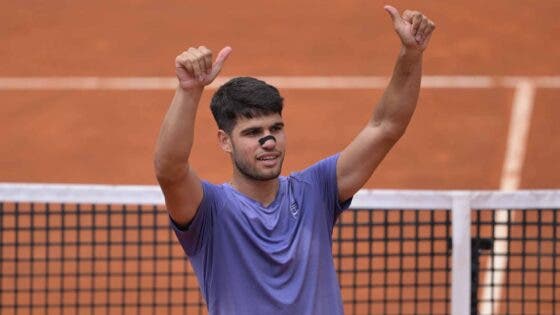 Alcaraz celebra volta à vice-liderança do ranking de olho em final com Sinner em Roland Garros
