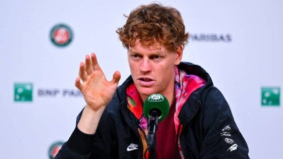 Sinner assume estar doente em Roland Garros, mas “a recuperar”