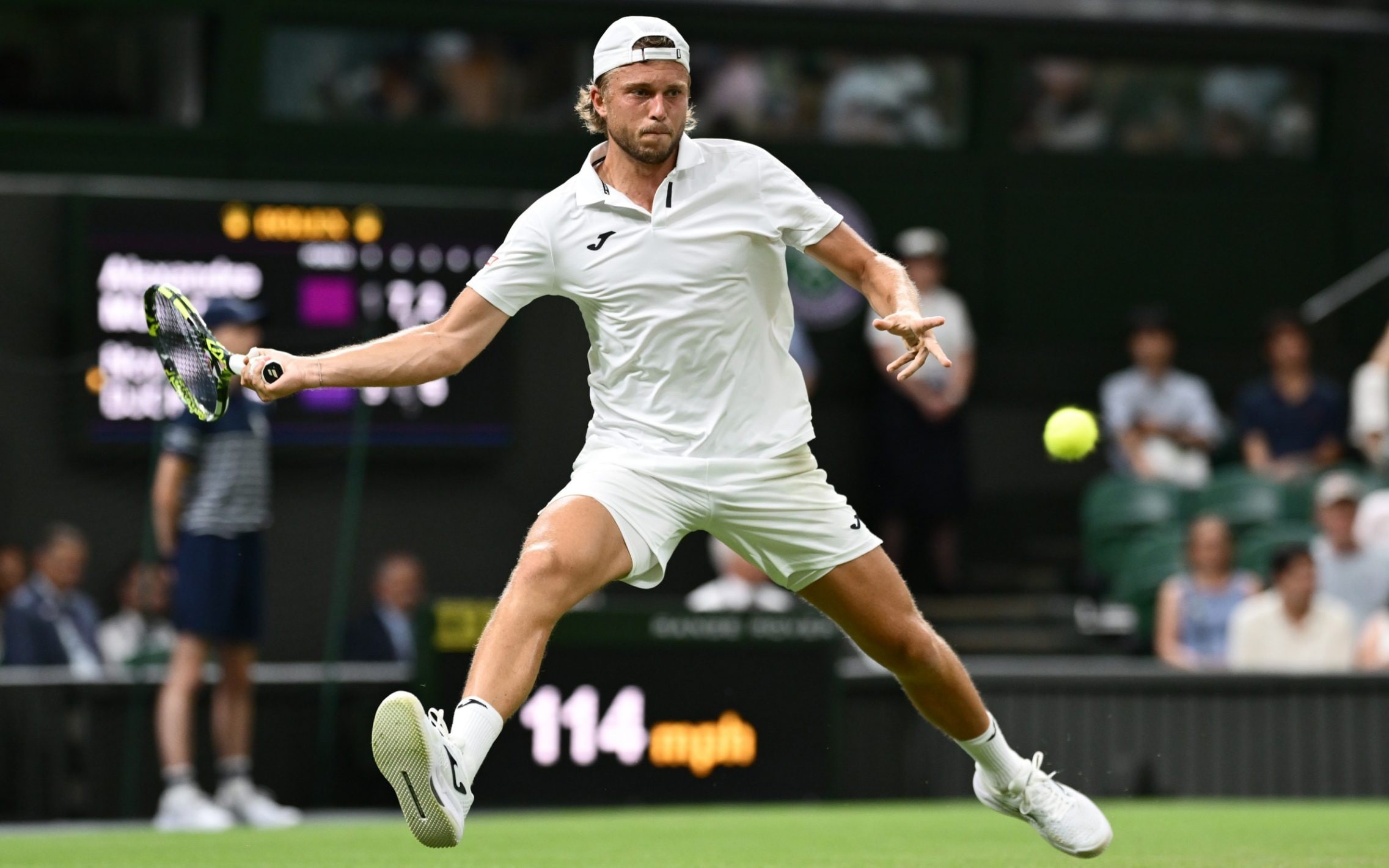 Alexandre Müller against Novak Djokovic at Wimbledon