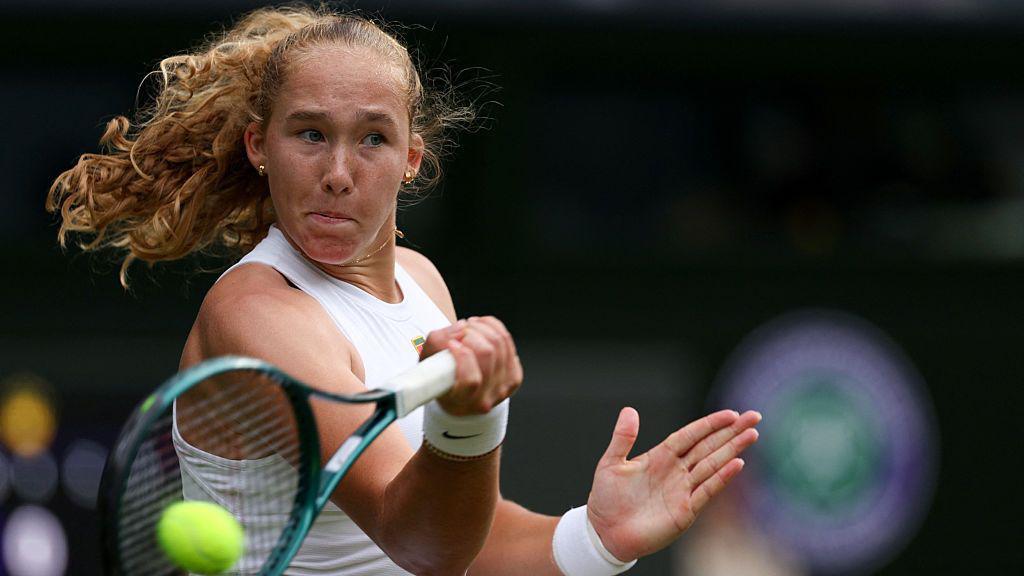 Mirra Andreeva in action against Emma Navarro