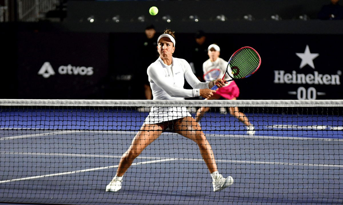 Ingrid Martins ataca bola na rede em jogo com Laura Pigossi no SP Open