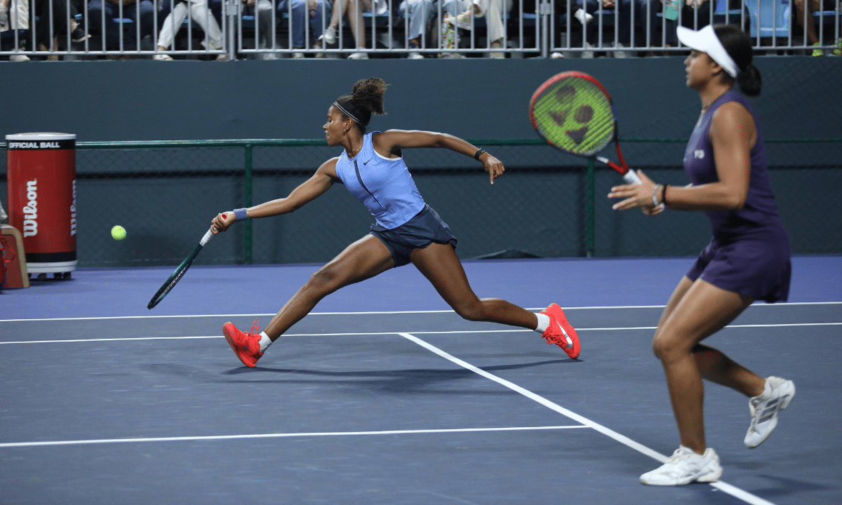Victoria Barros e Nauhany Silva jogando duplas no SP Open