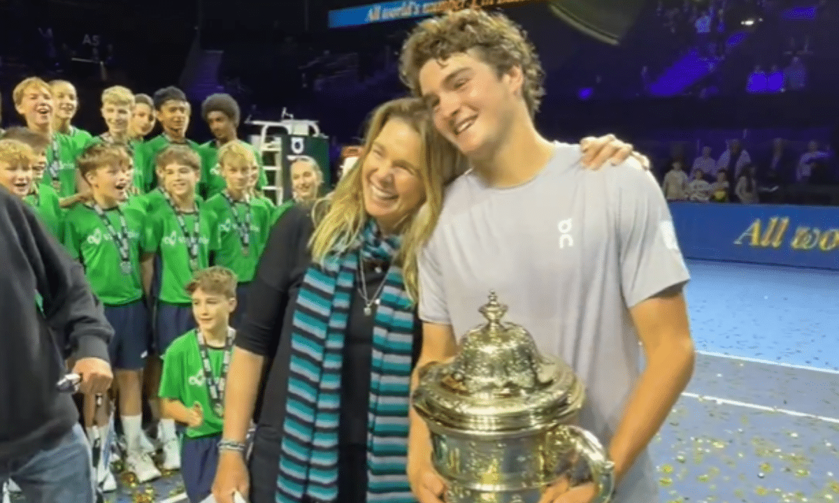 Roberta e João Fonseca posam para foto com troféu do ATP 500 da Basileia