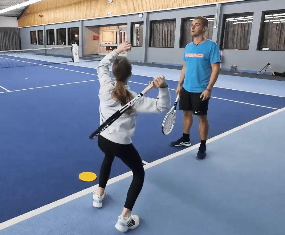 Optional or for follow-up lessons: Leg action is also included in the training.