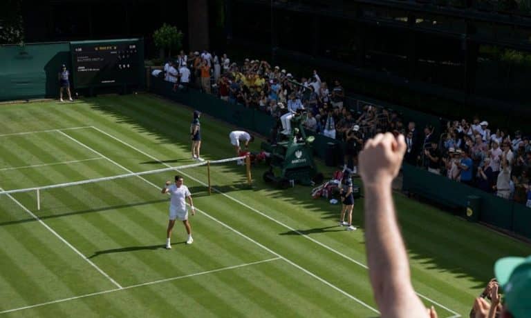 João Fonseca após a partida contra Roberto Bautista Agut em Wimbledon