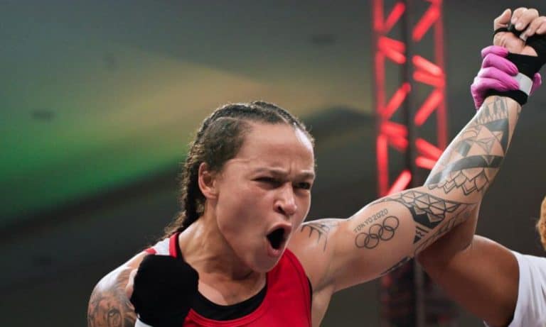 Na imagem, Bia Ferreira comemorando após vencer mais uma luta.
