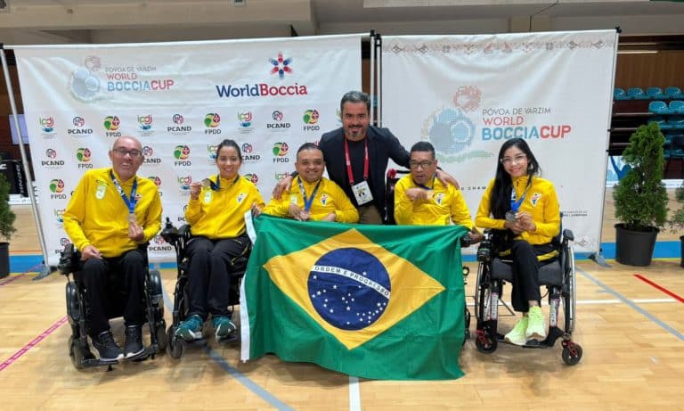Na imagem, time do Brasil de bocha mostrando algumas de suas medalhas em Portugal.