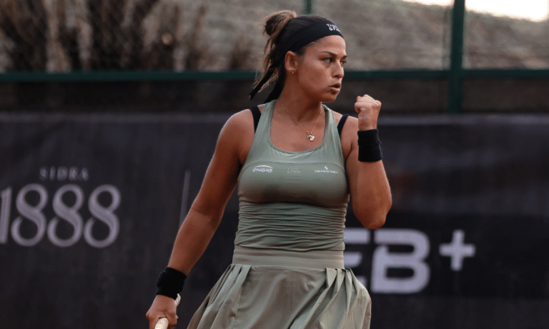 Carolina comemorando ponto em jogo das quartas de final do W35 de pergamino