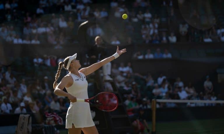 Elena Rybakina x Caty McNally em Wimbledon 2026