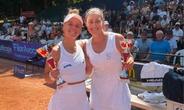 Laura Pigossi e sua parceira Yvonne Cavallé-Reimers com o troféu do vice-campeonato de duplas no WTA 125 de Contrexéville