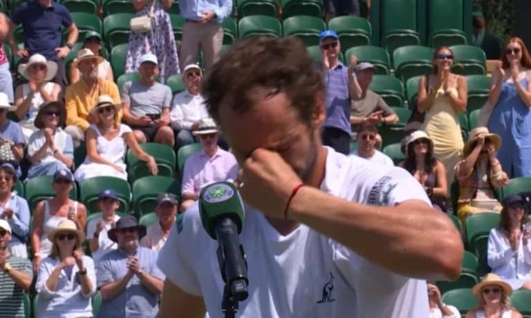 Roman Safiullin emocionado após vitória sobre João Fonseca em Wimbledon