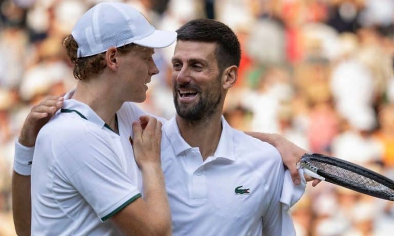 Jannik Sinner e Novak Djokovic em Wimbledon
