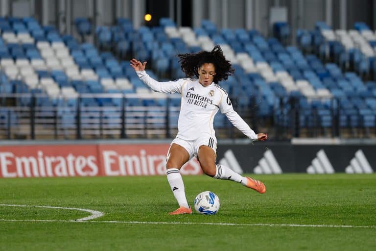 Na imagem, a lateral esquerda da Seleção, Yasmim, com a camisa do Real Madrid.