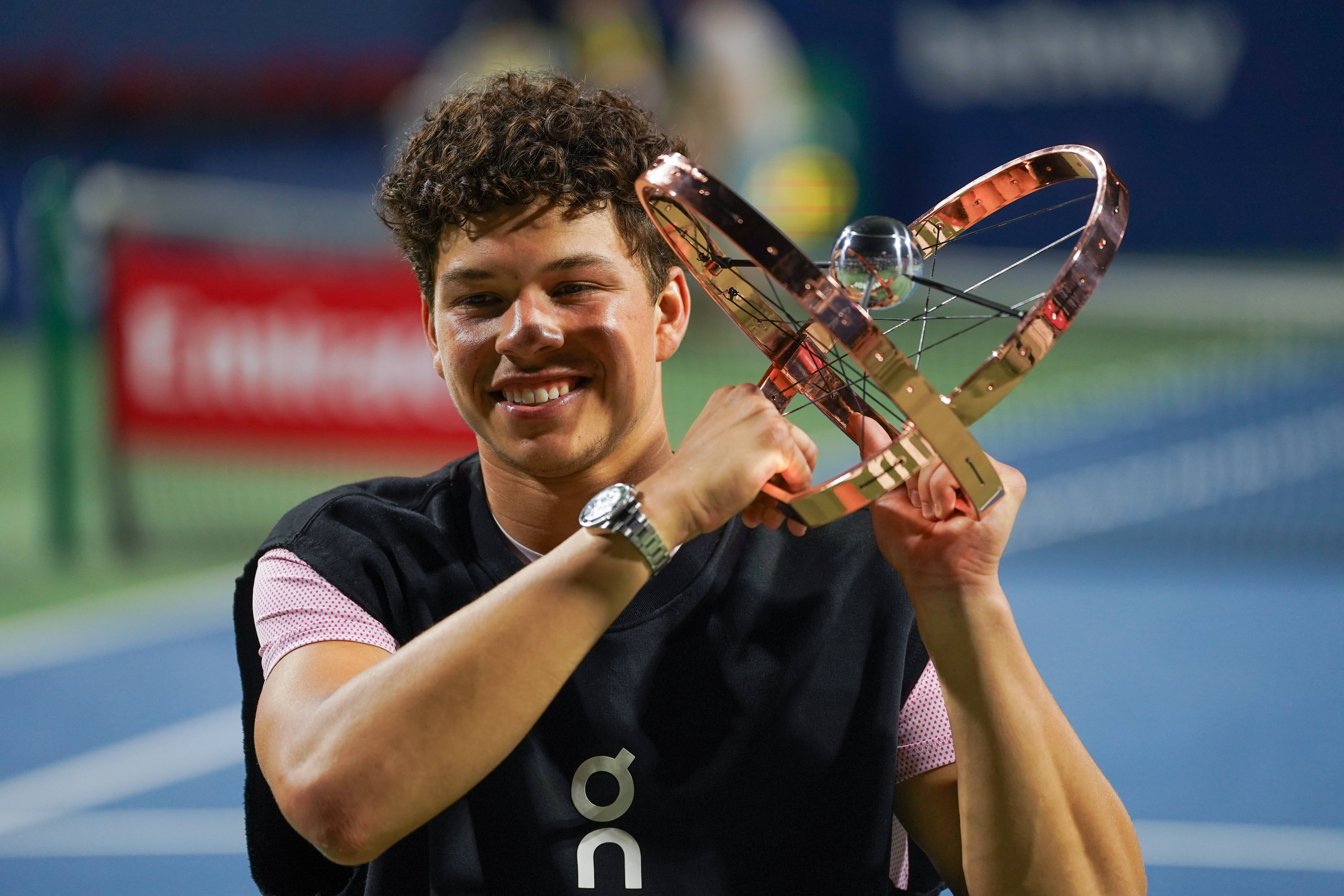 ATP, Tennis Herren Masters 1000 National Bank Open Toronto Presented by Rogers 2025 – Final Ben Shelton of the United States holding the winner s trophy at the presentation ceremony of the Men s Singles Final match of the ATP Masters 1000 National Bank Open Toronto at Sobeys Stadium. on August 7, 2025 in Toronto, Canada. Photo by Leonardo Ramirez / Eyepix Group Copyright: xLeonardoxRamirezx/xEyepixxGroupx LR-07082025-07605 ©IMAGO/Eyepix Group