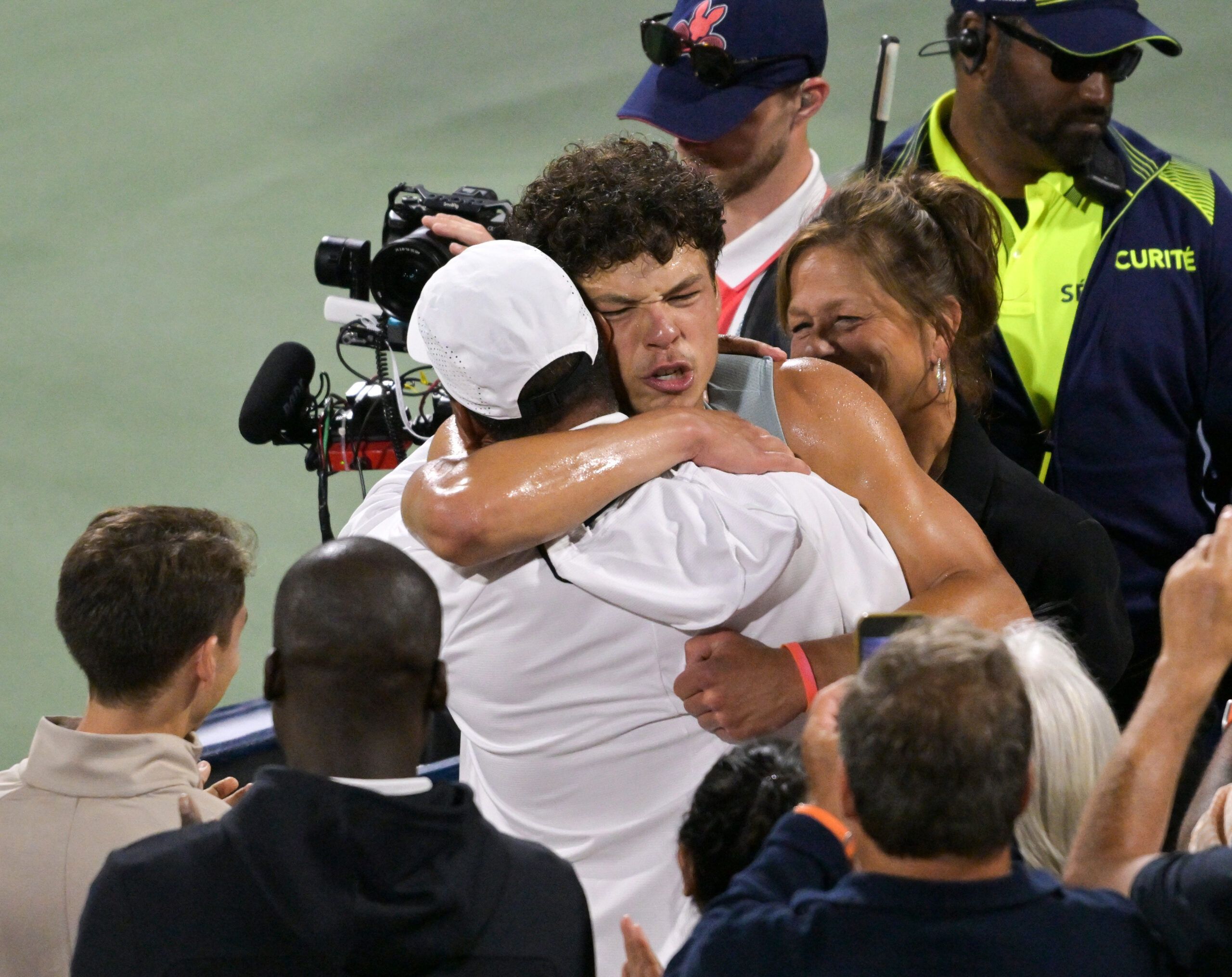 Aug 13, 2026; Montreal, QC, Canada; Ben Shelton (USA) hugs his father Bryan Shelton after winning the singles final against Brandon Nakashima (USA) at IGA Stadium. © Eric Bolte-Imagn Images