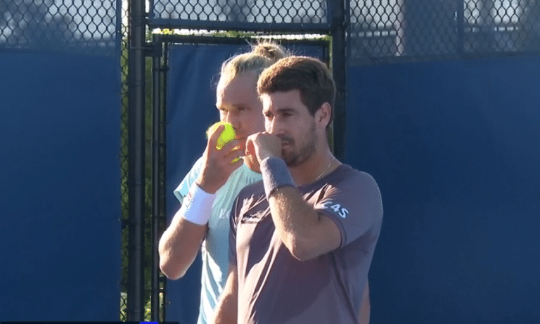 Rafael Matos e Orlando Luz venceram na estreia do Masters 1000 de Cincinnati (Foto: Reprodução Disney +)