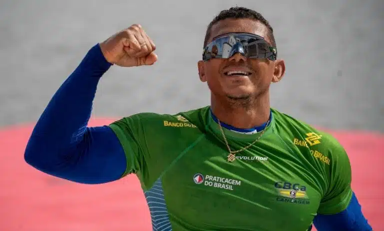 Isaquias Queiroz comemora no Campeonato Mundial de Canoagem Velocidade