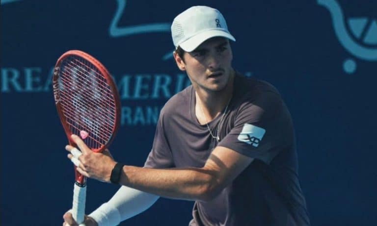 João Fonseca venceu na estreia do Masters 1000 de Cincinnati, por 2 sets a 0, o holandês Botic van de Zandschulp e avançou para a Fase 32