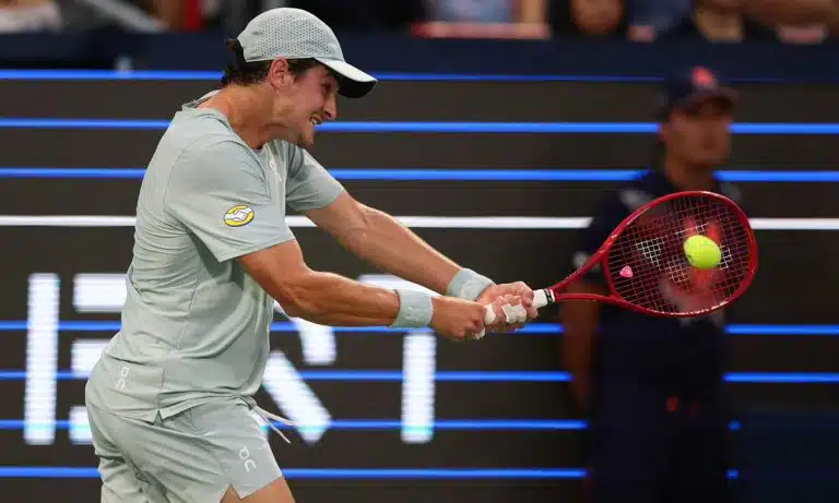 Na imagem, João Fonseca tentando rebater a bolinha com um backhand.