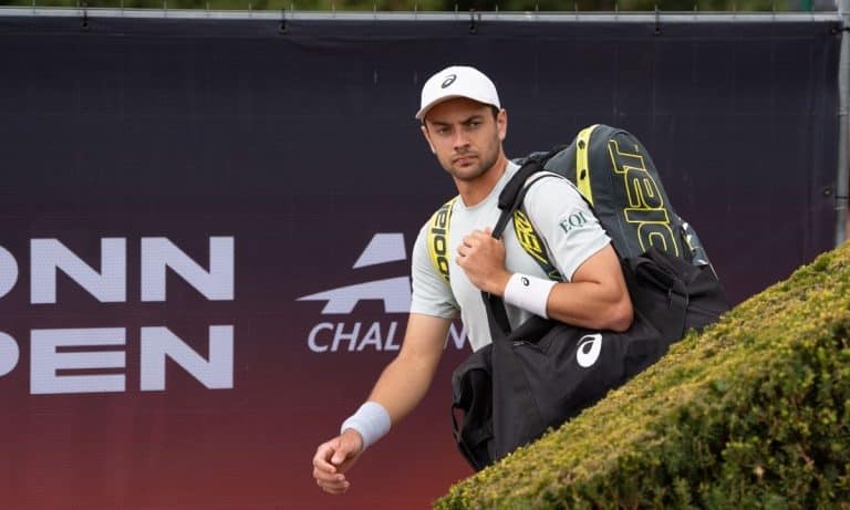 Matheus Pucinelli entrando em quadra no Challenger de Bonn, Challenger de Hamburgo, tênis