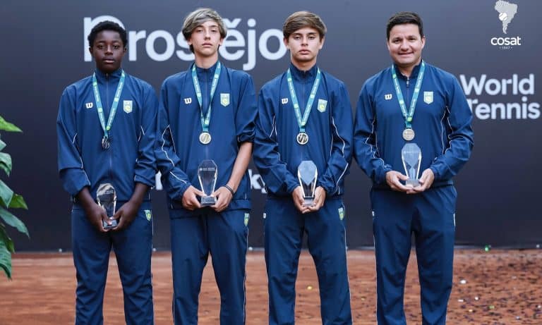 Vitor moraes, Dante Monte, Davih Paiva Lichtnow, e o técnico Douglas Jr. Oliveira na premiação do Campeonato Mundial de Tênis por Equipes 14 Anos (Foto: World Tennis)