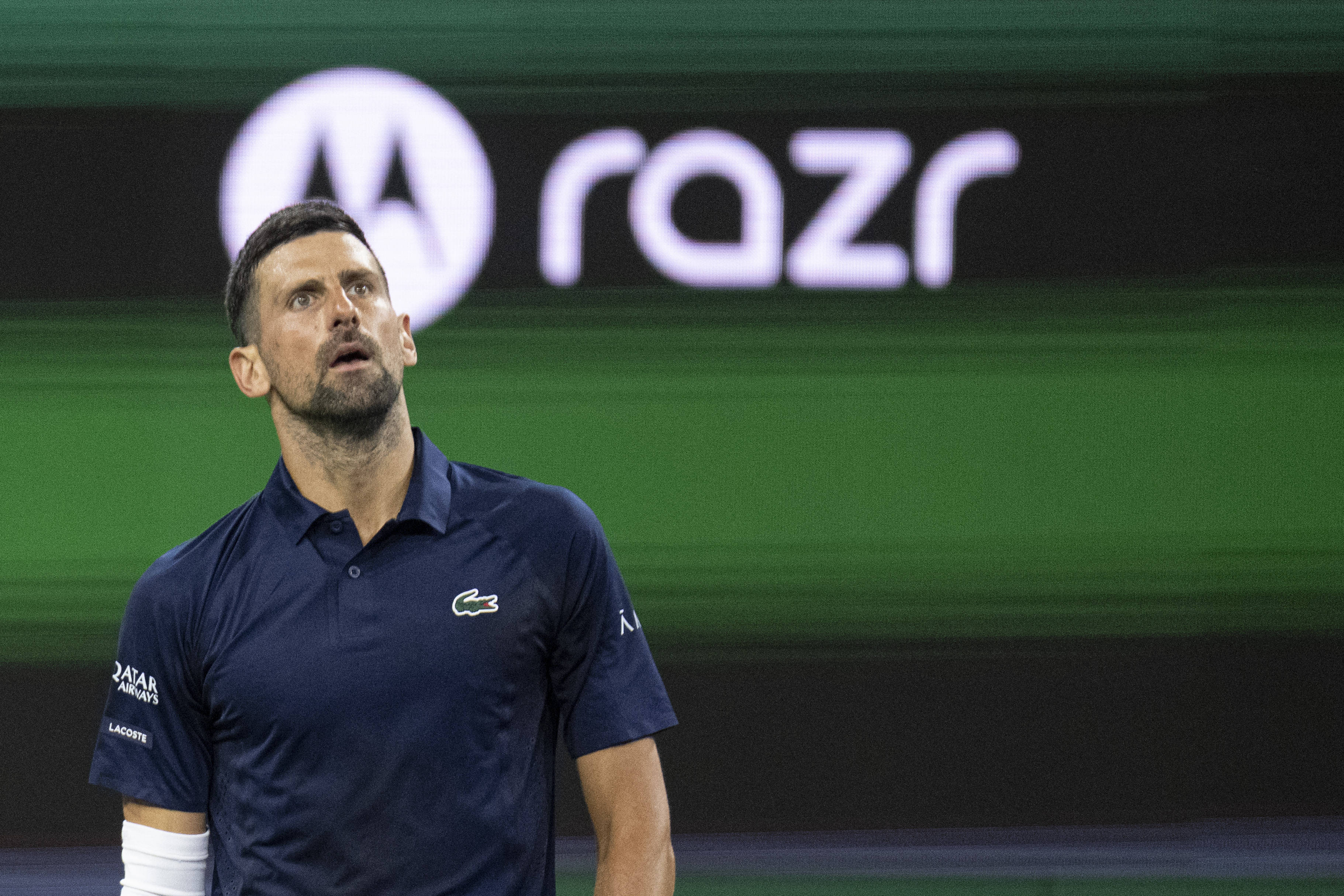 March 11, 2026, Indian Wells, California, USA: NOVAK DJOKOVIC of Serbia stops play because of a flash in the crowd while serving against Jack Draper of Great Britain during their round of 16 match at the BNP Paribas Open at Indian Wells Tennis Garden on March 11, 2026 in Indian Wells, CA. Tennis 2026: BNP Paribas Open – March 11, 2026 PUBLICATIONxINxGERxSUIxAUTxONLY – ZUMAl140 20260311_aap_l140_081 Copyright: xShelleyxLiptonx ©IMAGO/ZUMA Press