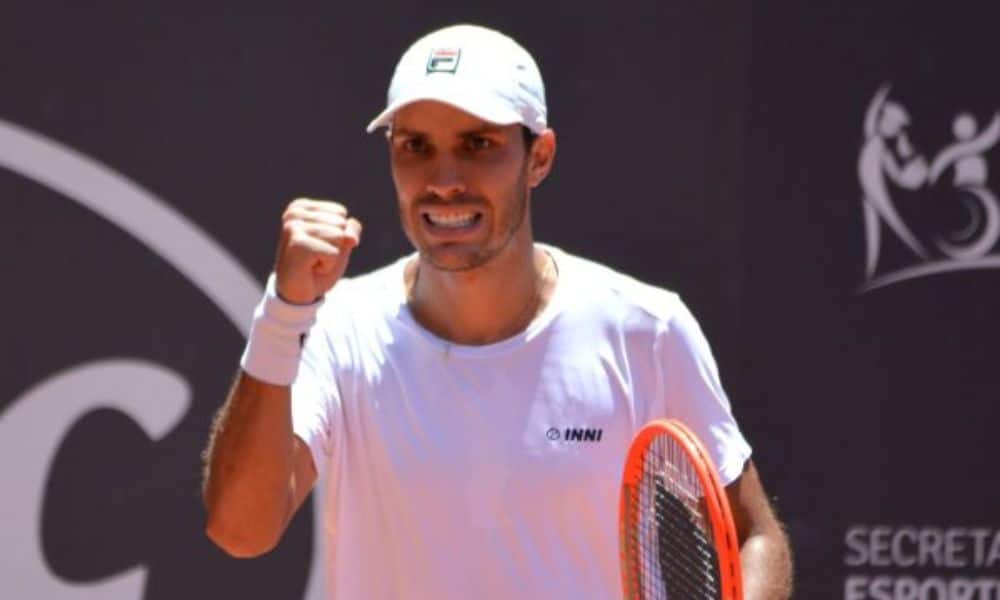 Eduardo Ribeiro ergue o braço para comemorar ponto no ITF de Lajeado challenger cordoba bogotá