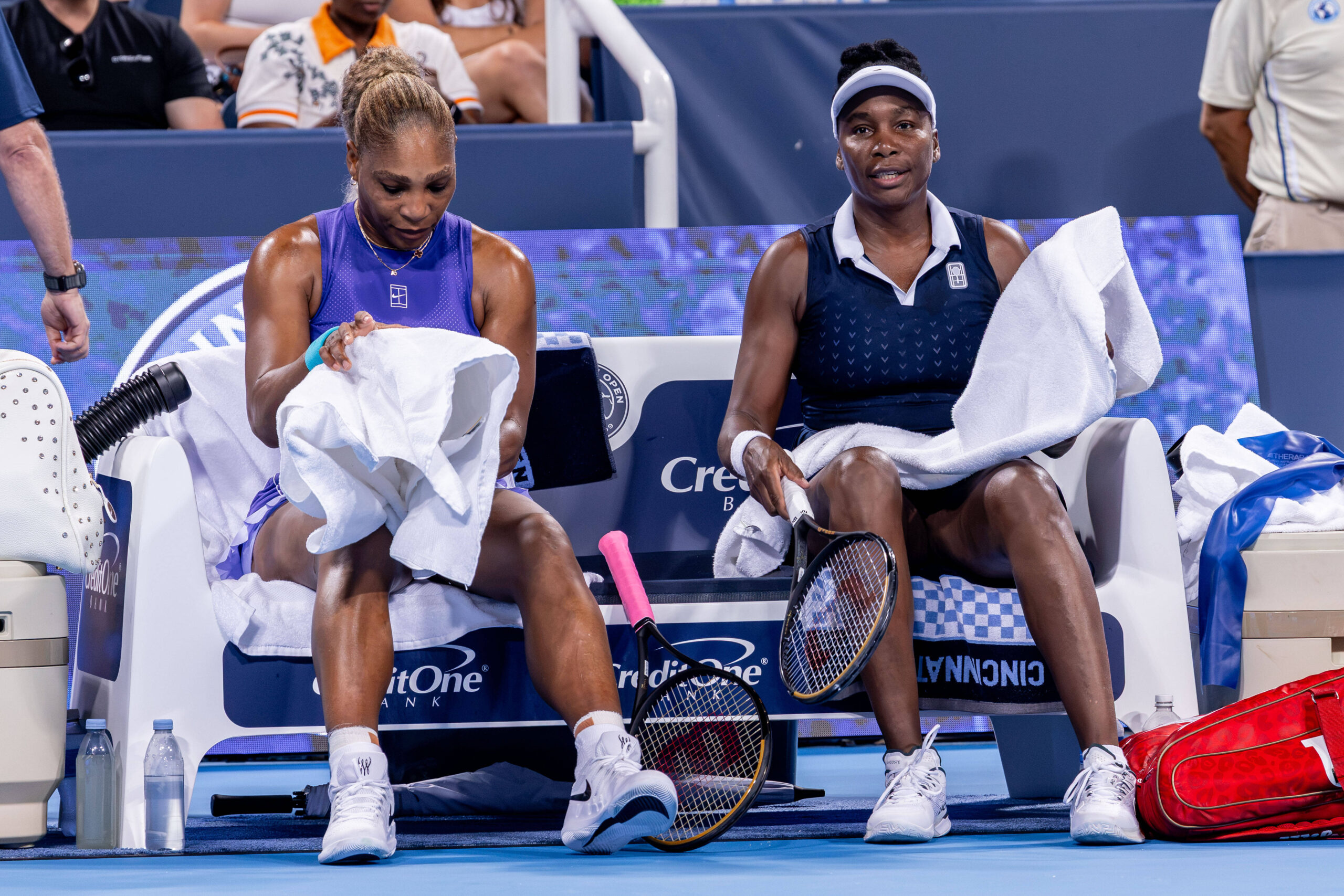 August 17, 2026, Mason, Ohio, U.S: Serena Williams USA and Venus Williams USA on the bench between sets at MondayĂùù s first round doubles match at the Cincinnati Open at the Lindner Family Tennis Center , Mason, Oh. Mason U.S â ZUMAs304 20260817_zaf_s304_018 Copyright: xScottxStuartx ©IMAGO/ZUMA Press Wire