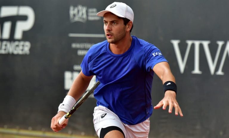 Mateus Pucinelli em uma partida no ATP Challenger.