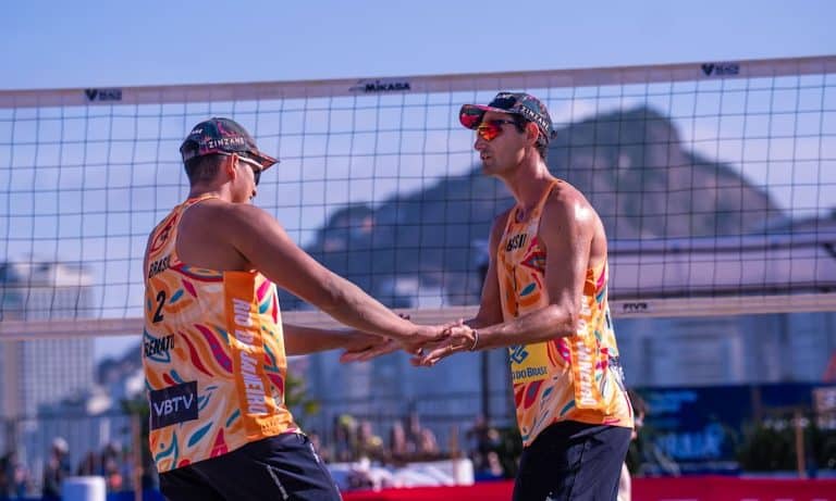 André e Renato vencem os irmãos Joaquin e Javier Bello, da Inglaterra, na fase de grupos do Elite16 de VÎlei de Praia no Rio de Janeiro (Foto: Volleyball World)