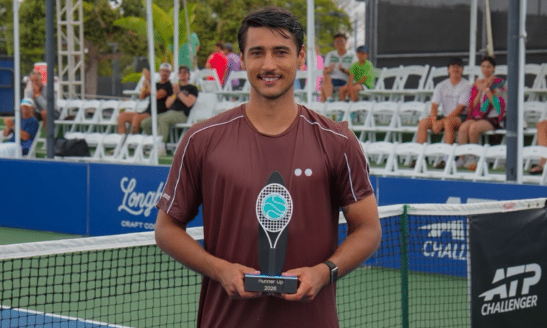 Igor Marcondes segura troféu de vice-campeão do Challenger de San Diego. (Foto: Divulgação)