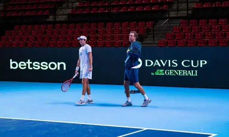 João Fonseca e Jaime Oncins na preparação para Brasil x Suíça pela Copa Davis