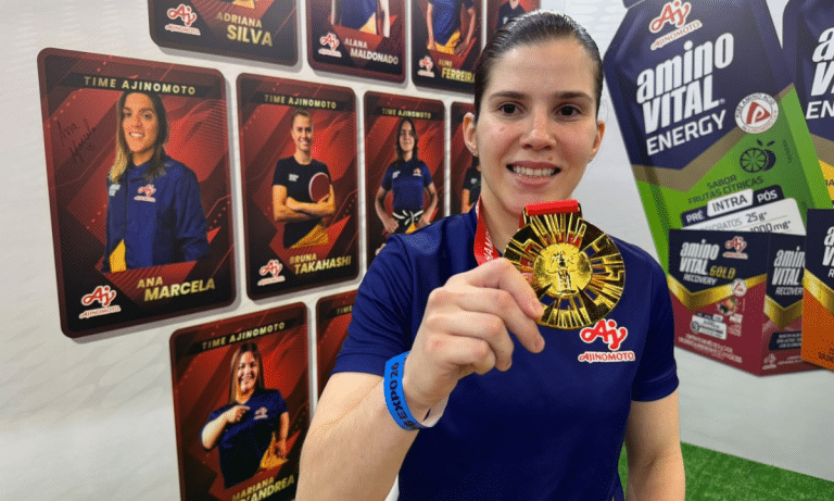 Alana Maldonado mostra a medalha de ouro conquistada em Tbilisi no Campeonato Mundial de judô paralímpico