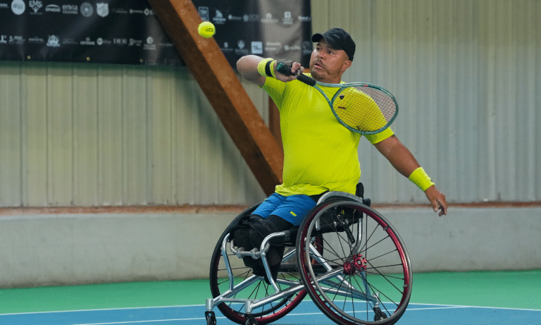 Leandro Pena é um dos brasileiros nas quartas de torneio de tênis em cadeira de rodas disputado na França (Foto: Philippe Montigny/Open Open Paratennis du Loiret)