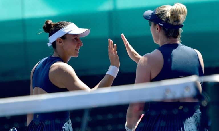 Luisa Stefani e Gabriela Dabrowski celebram ponto no WTA 250 de São Paulo, tênis