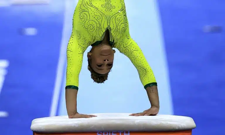 Rebeca Andrade salta nas eliminatórias do Mundial de ginástica artística