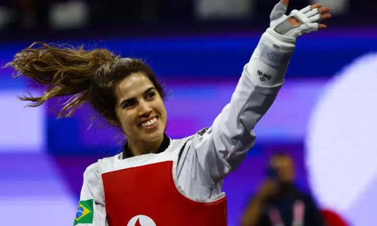 Ana Carolina Moura acena para torcida e vibra após vitória no taekwondo dos Jogos Paralímpicos de Paris-2024
