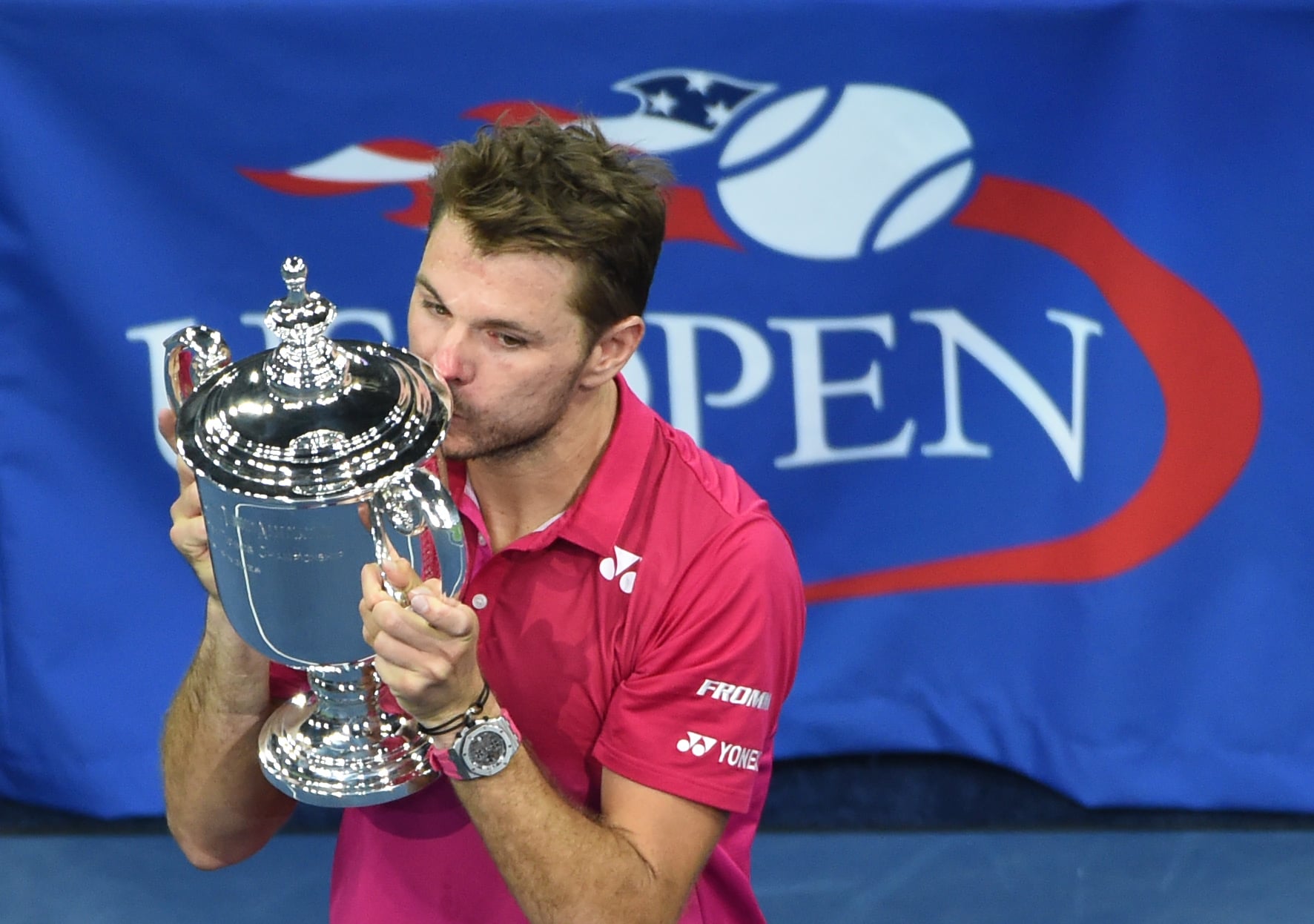 Stan Wawrinka kisses the US Open trophy